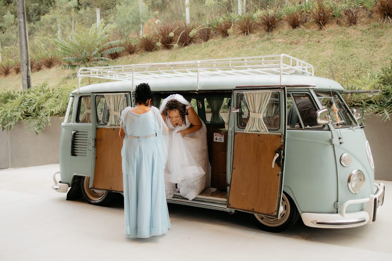Noiva saindo da Kombi clássica
